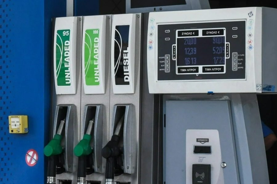 Βενζίνη: Πέφτει η μέση τιμή ‑ Κάτω από τα 2 ευρώ η αμόλυβδη σε αρκετά πρατήρια