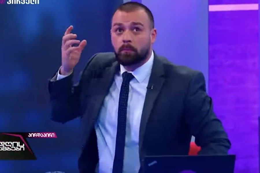 Η απίστευτα ψύχραιμη αντίδραση παρουσιαστή ενώ γίνεται σεισμός 6,2 Ρίχτερ