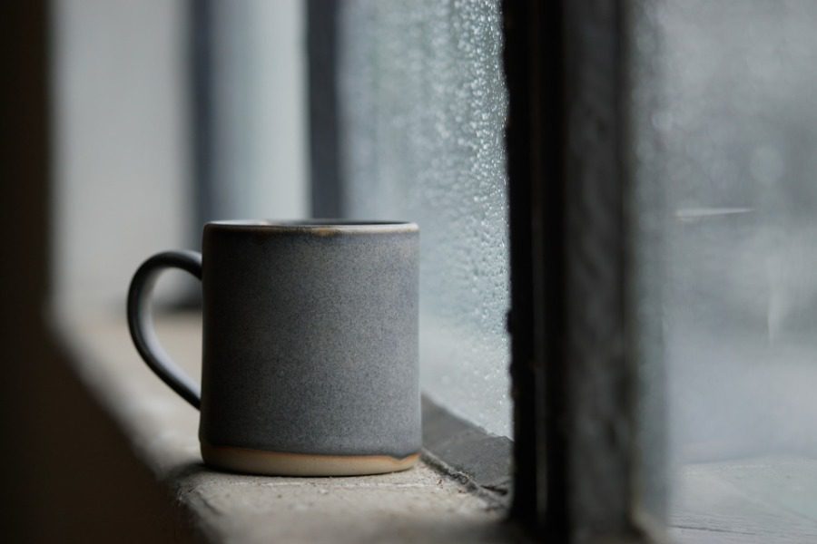 10 τραγούδια για να χαζέψεις τη βροχή με έναν ζεστό καφέ