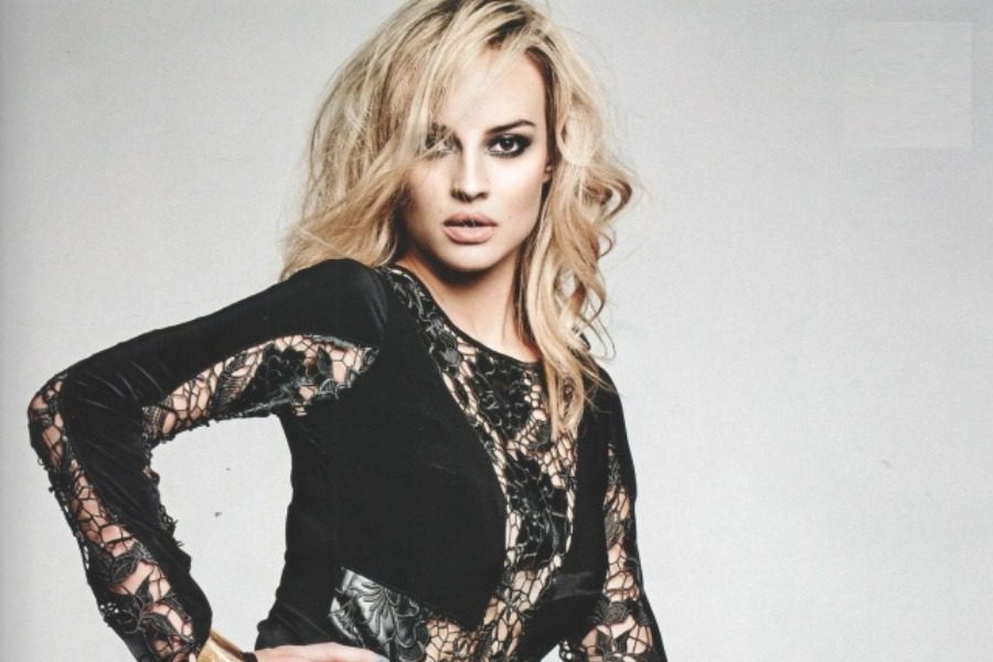 Ιλένια Ουίλιαμς: Ποζάρει topless στο κρεβάτι της και ανεβάζει τη θερμοκρασία στα ύψη