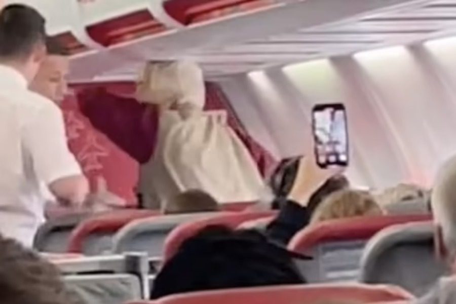 Πτήση για Ρόδο: Ηλικιωμένη επιτέθηκε σε αεροσυνοδό επειδή της πήρε το τζιν τόνικ
