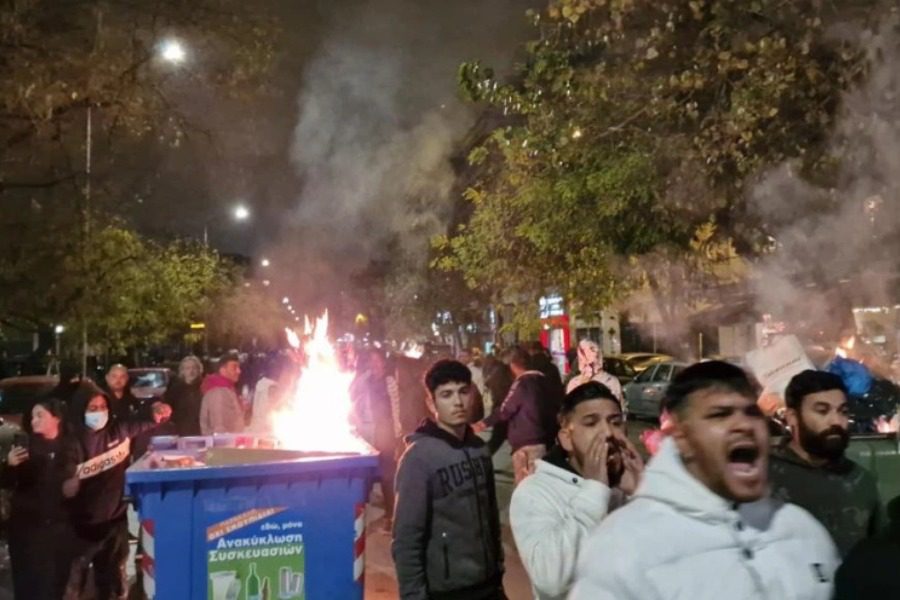 Ξέσπασμα βίας από Ρομά στη Θεσσαλονίκη - Αναποδογύρισαν αυτοκίνητα, ανάβουν φωτιές