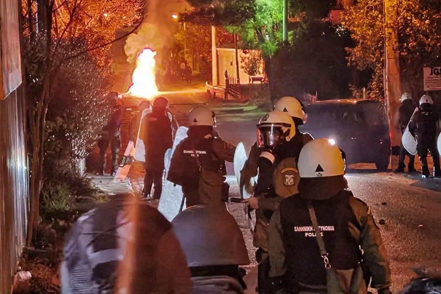 Ασπρόπυργος: Ρομά πυροβολούν αδιακρίτως ενώ περιπολούν αστυνομικοί - Υπενθυμίζεται ότι στο Μενίδι τέσσερις αστυνομικοί τραυματίστηκαν από σκάγια που έριξαν Ρομά με κυνηγετικά όπλα