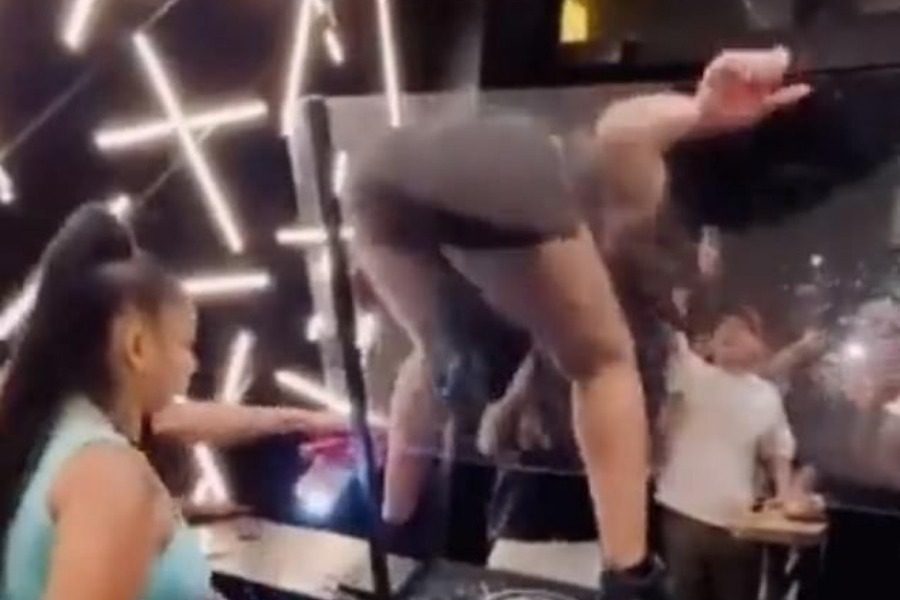 Νέα Υόρκη: Μεθυσμένες κοπέλες έκαναν γυαλιά καρφιά εστιατόριο
