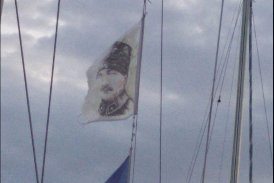 Επεισόδιο στη Μυτιλήνη: Σκάφος ύψωσε μέσα στο λιμάνι τη σημαία του Κεμάλ