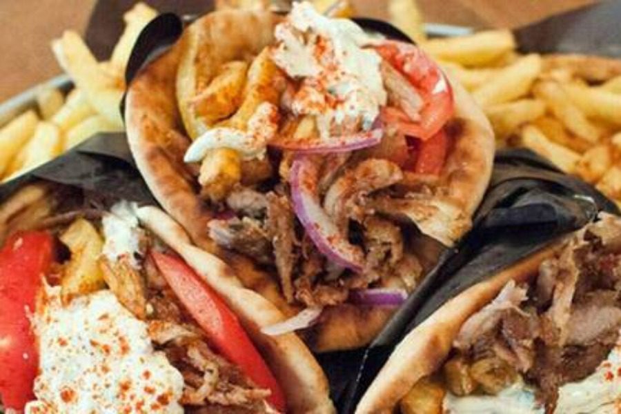 Πανάκριβο το σουβλάκι: Πού έχει φτάσει τελικά η τιμή του 
