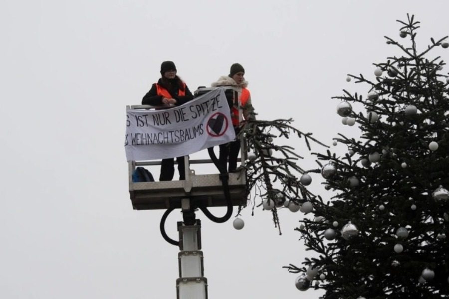 Ακτιβιστές για το κλίμα πριόνισαν την κορυφή χριστουγεννιάτικου δένδρου