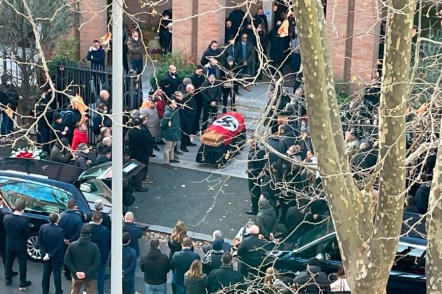 Ρώμη: Κηδεία με ναζιστικούς χαιρετισμούς και φέρετρο με σβάστικα