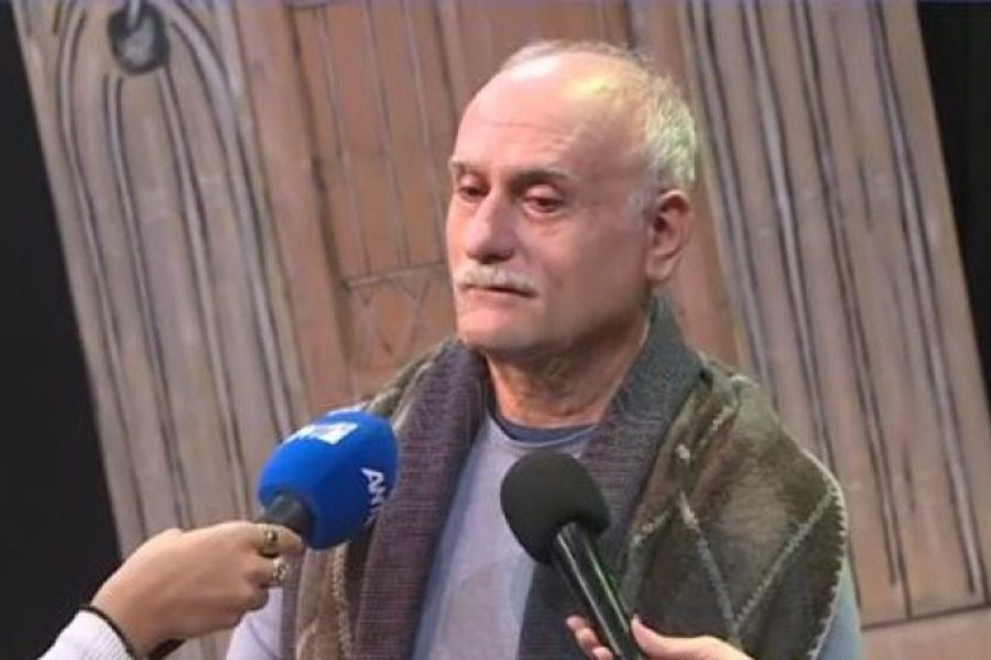 Ο ηθοποιός Γιώργος Ψυχογιός με δάκρυα στα μάτια μιλάει για την κακοποίηση που υπέστη από γνωστό θεατράνθρωπο