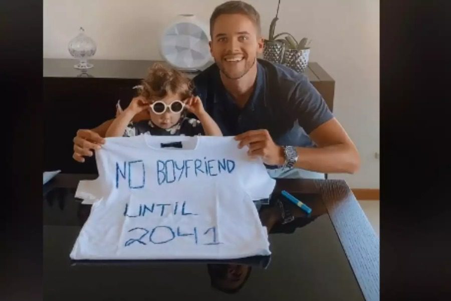 Έβαλε την κόρη του να υπογράψει σε μπλούζα ότι δεν θα βρει αγόρι