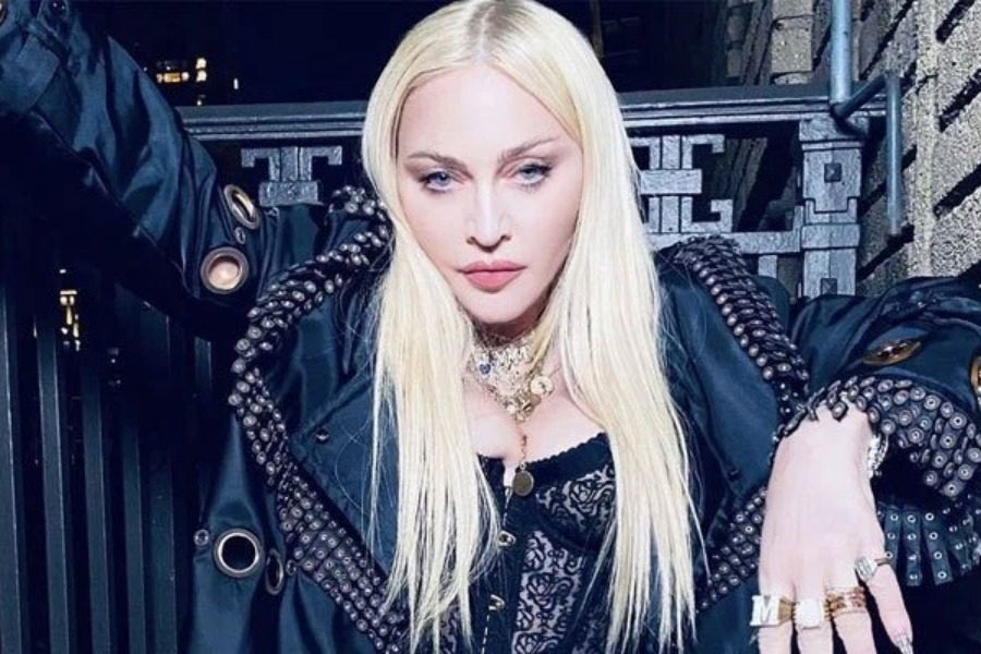 Η Madonna ξαναχτύπησε: Χορεύει και δείχνει τα εσώρουχα της