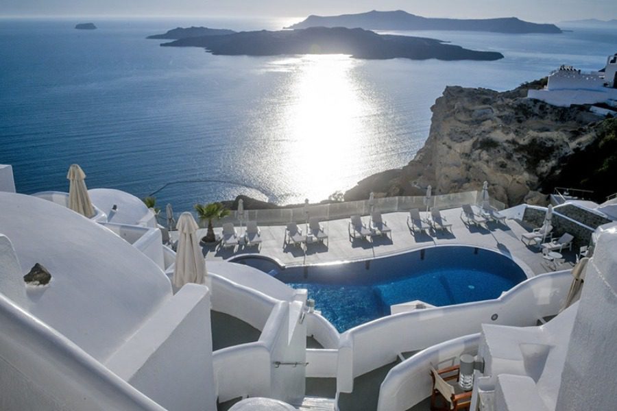 Η βρετανική Metro προτείνει πέντε ελληνικά νησιά για διακοπές μετά την άρση των περιορισμών