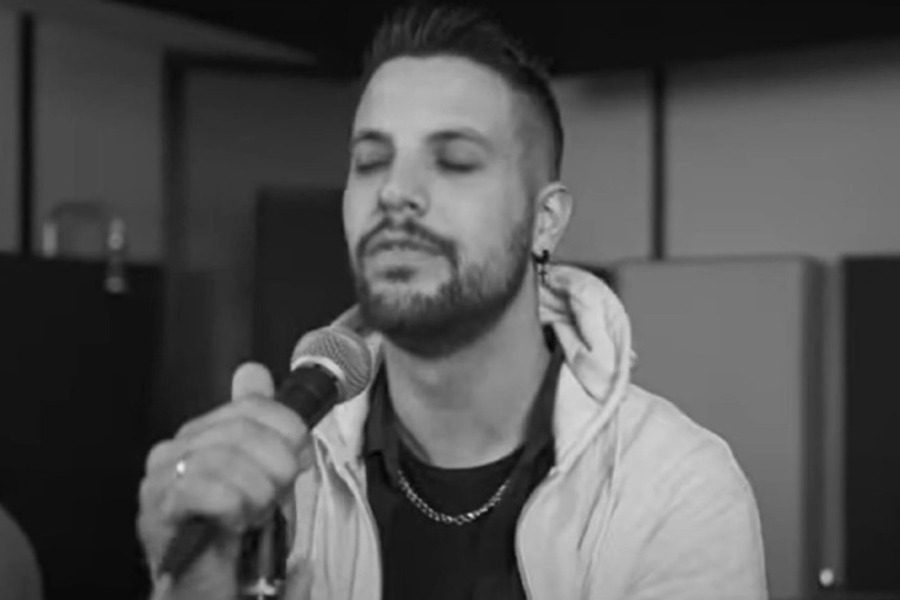 Ο Μάνος Δασκαλάκης κάνει promo το νέο του τραγούδι