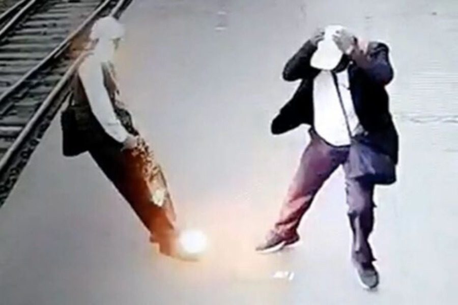 Τρομακτικό βίντεο: Η στιγμή που άντρας παθαίνει ηλεκτροπληξία από καλώδιο που πέφτει ξαφνικά - Ο άντρας βρισκόταν σε σταθμό τρένου, όταν το καλώδιο τον «χτύπησε» με ρεύμα