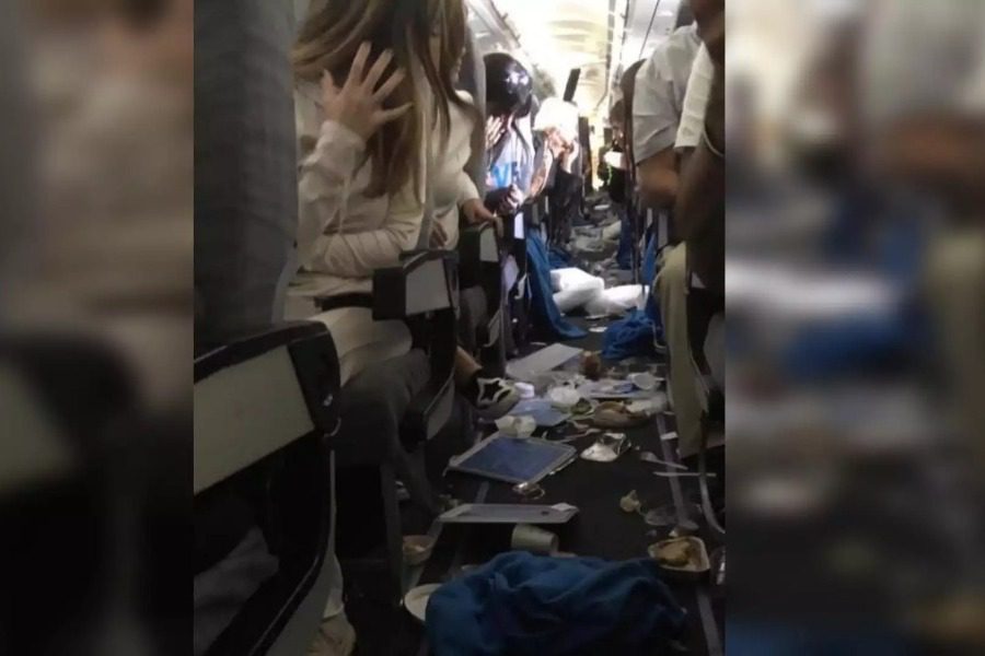 Σκηνές τρόμου σε πτήση: Χτυπούσαν στο ταβάνι επιβάτες από τις αναταράξεις