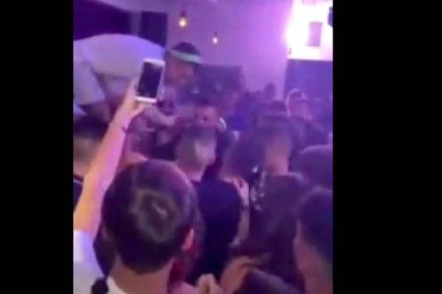 Βίντεο ντοκουμέντο: Ο Thug Slime χαστούκισε 17χρονο σε μπαρ των Σπετσών