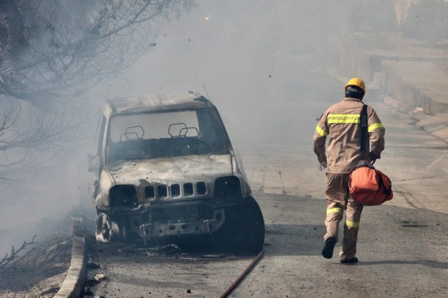 Εκκενώνονται οικισμοί στη Βάρη και γηροκομείο στη Βούλα