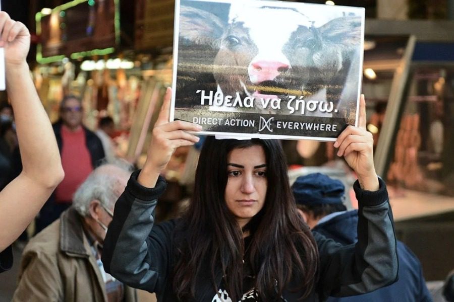 Χαμός με διαμαρτυρία vegan στη Βαρβάκειο