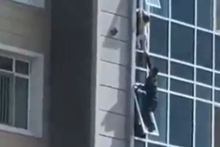 Βίντεο: Ανδρας έσωσε 3χρονη που κρεμόταν από το παράθυρο του 8ου ορόφου