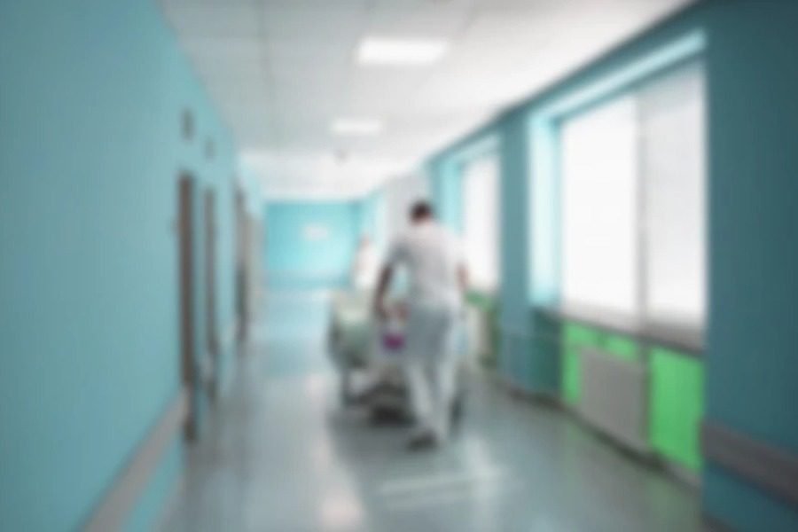 Ασθενής με κορωνοϊό το «έσκασε» πηδώντας από το μπαλκόνι του νοσοκομείου του Βόλου