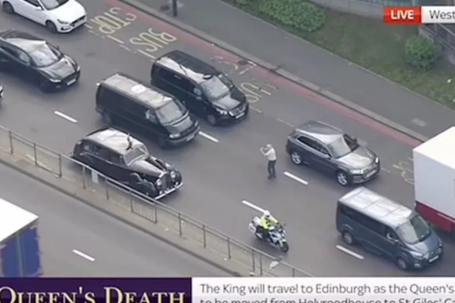 Βρετανία: Όρμησε μπροστά στο όχημα του βασιλιά, για μια φωτογραφία 