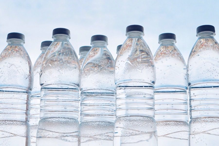 Τρεις τρόποι για να καταφέρετε να πίνετε περισσότερο νερό