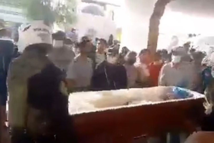 Ανατριχίλα: Γυναίκα χτυπούσε το φέρετρο την ώρα της κηδείας της