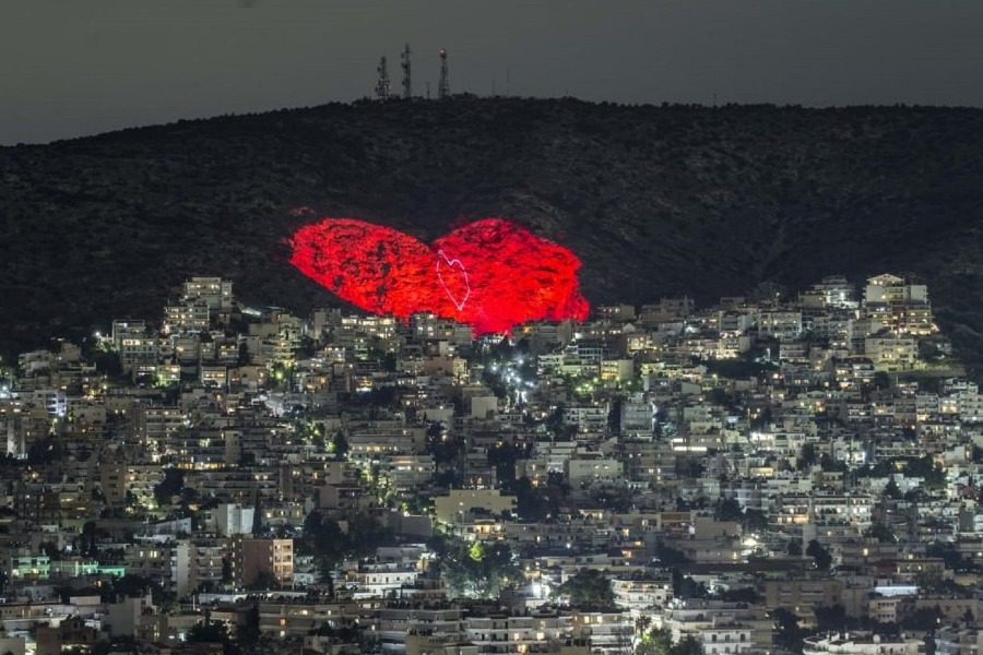 Χαϊδάρι: Φωτίστηκε η μεγαλύτερη καρδιά της Ευρώπης