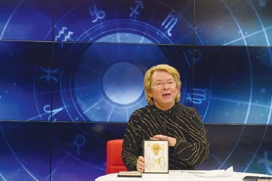 Νίκος Χορταρέας: Έβγαλε τα ράσα, επέστρεψε στην τηλεόραση και λύνει μάγια