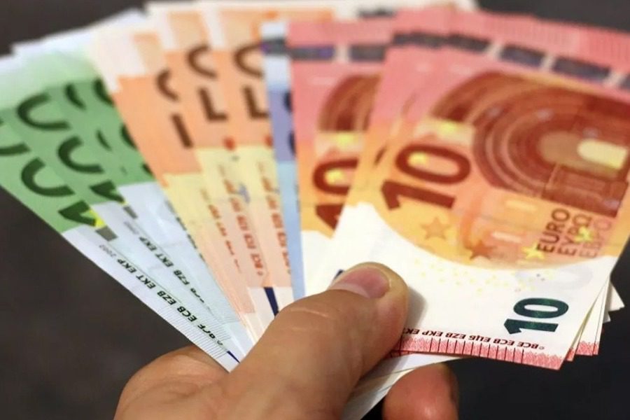 Χατζηδάκης: Έκτακτο επίδομα 250 ευρώ πριν τα Χριστούγεννα
