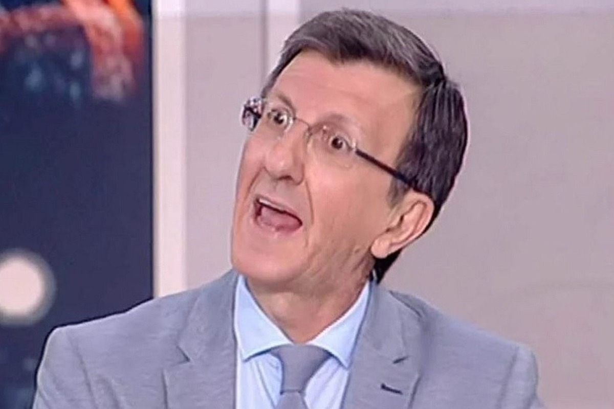 «Αυτό το αίσχος θα κατέβει;»: Πυρ και μανία στον «αέρα» ο Πορτοσάλτε με το πανό για τους νεκρoύς των Τεμπών