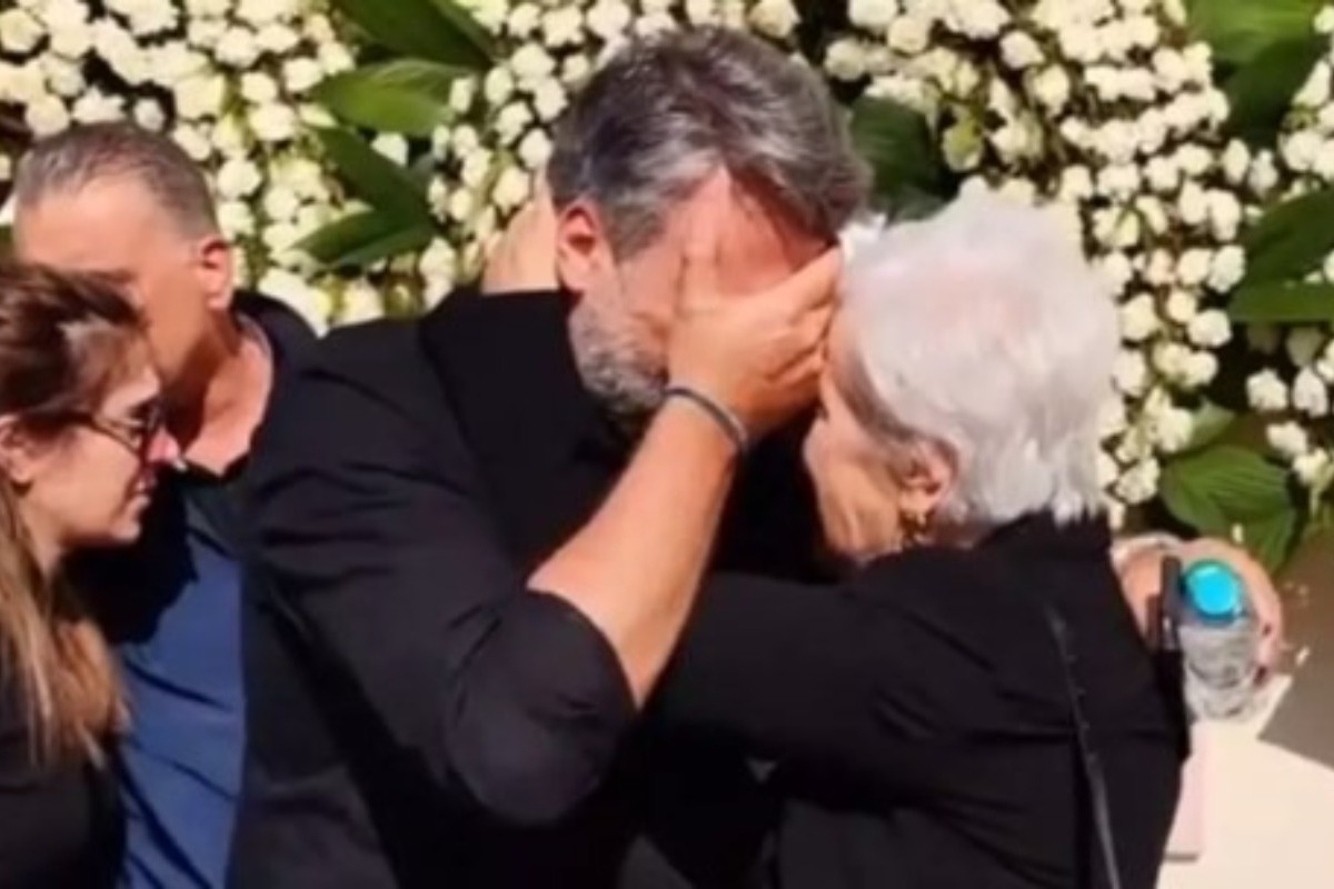 Σπάραζε ο Γιάννης Καλλιάνος στην κηδεία του πατέρα του: «Σου ζητώ συγγνώμη»