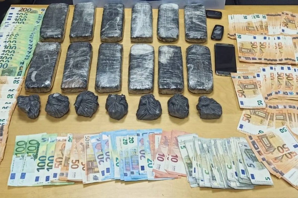 Θεσσαλονίκη: Ανδρόγυνο έκρυβε 7 κιλά ηρωίvης σε «καβάτζα» σε βράχια