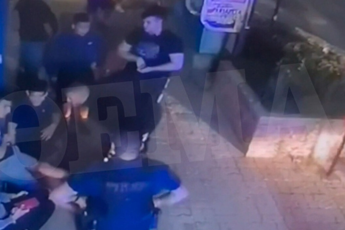 Βίντεο ντοκουμέντο: Ο 17χρονος μαχαιρωμένος, λίγα λεπτά μετά την επίθεση στο Ελληνικό
