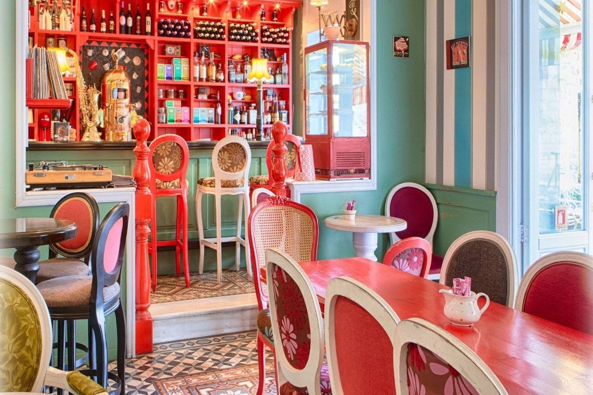 Η παραμυθένια σοκολατερί με ρετρό διακόσμηση και παριζιάνικη αισθητική