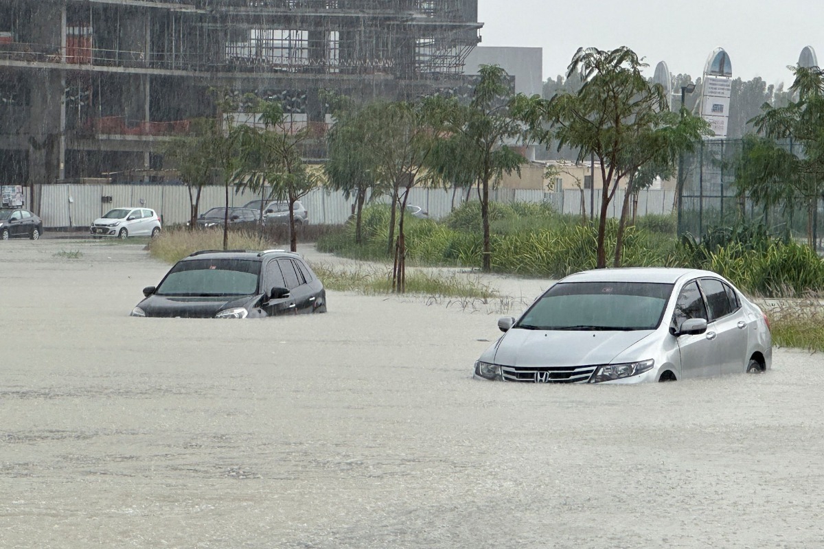 Εικόνες αποκάλυψης στο Ντουμπάι: Χάος στο αεροδρόμιο - Με βάρκες κυκλοφορούν οι κάτοικοι - Πλημμύρες και καταστροφές μετά τη καταρρακτώδη βροχή