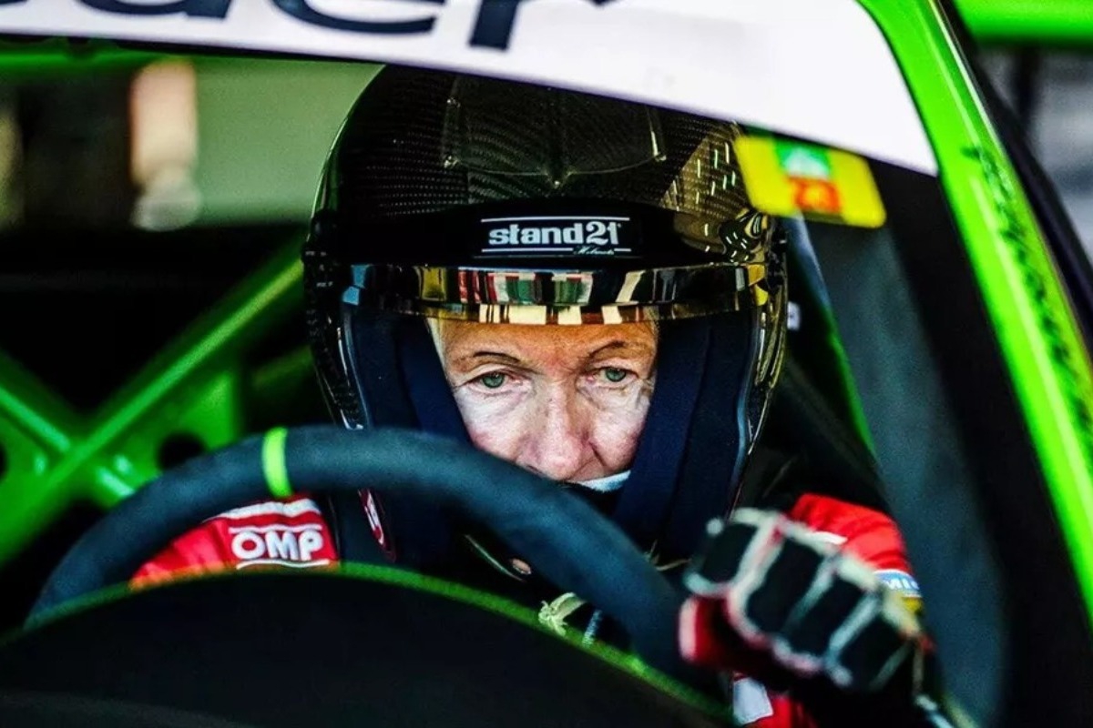 Βίντεο: Σούπερ γιαγιά 83 ετών πηγαίνει «τάπα» Porsche και Lamborghini