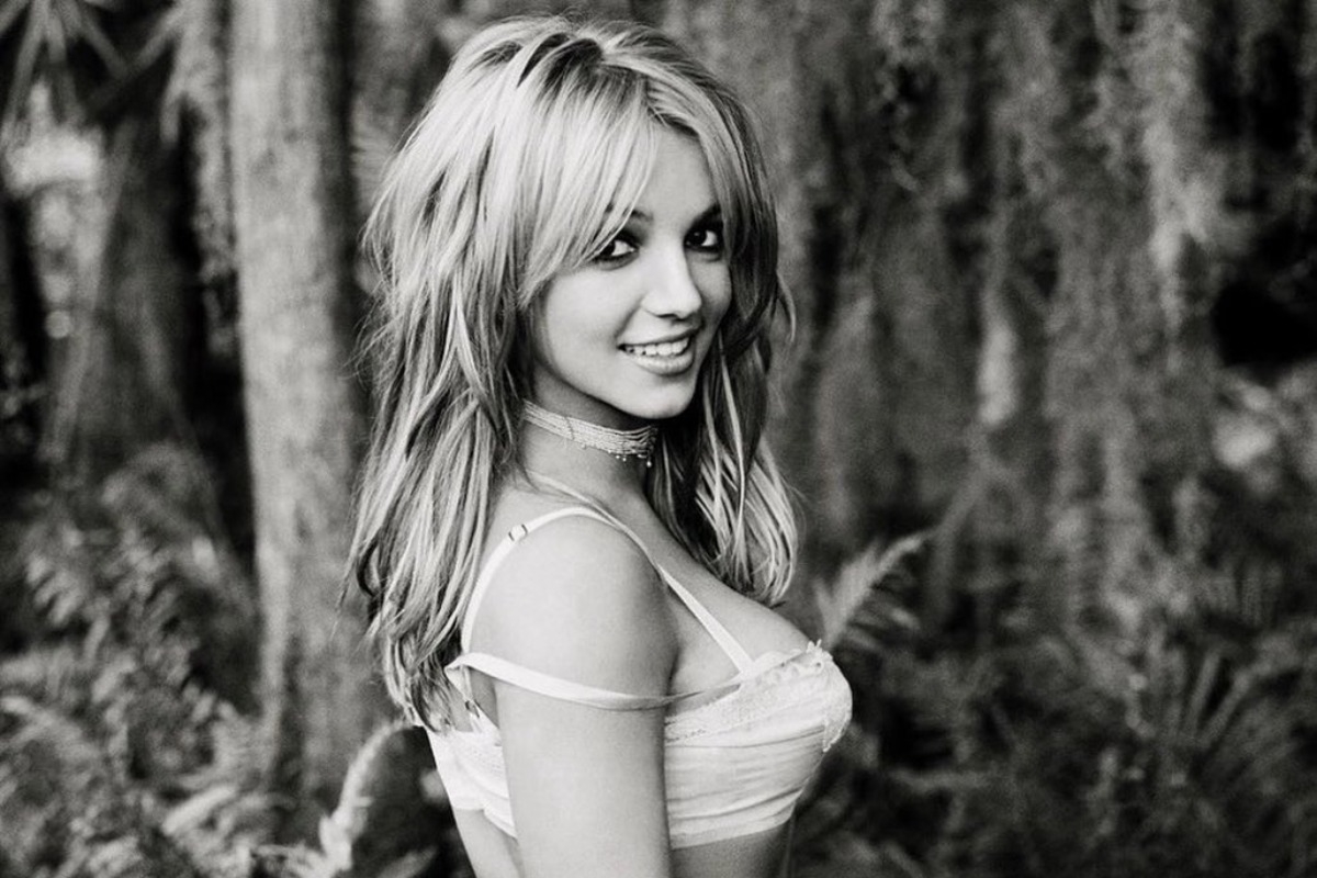 Χωρίς μπλούζα η Britney Spears στο εξώφυλλο της αυτοβιογραφίας της