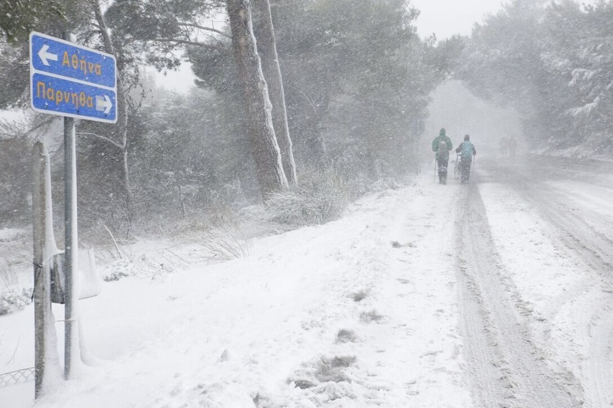 Έκλεισε η λεωφόρος Πάρνηθας και στα δύο ρεύματα λόγω χιονόπτωσης