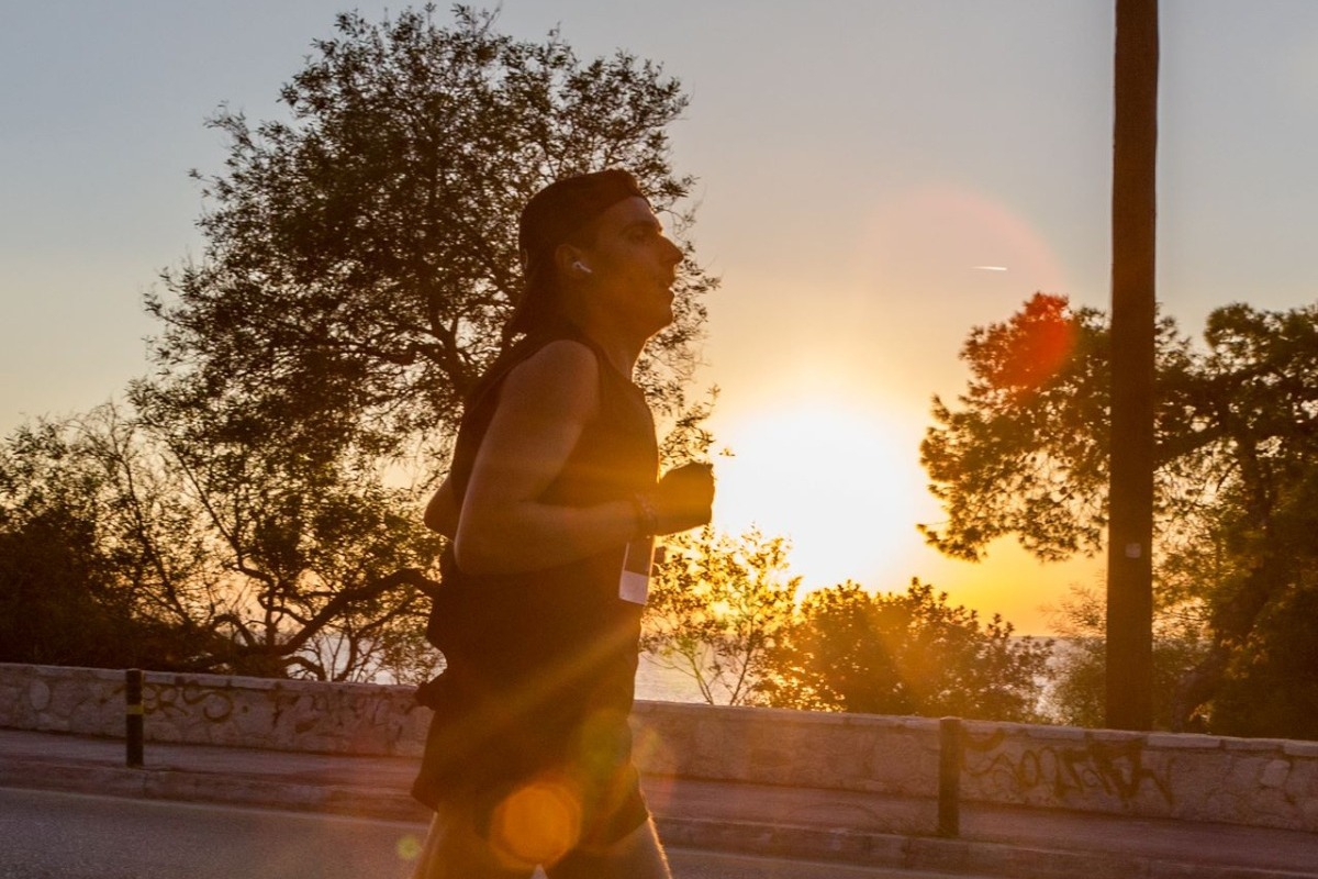 Night Run Vouliagmeni: Ο πιο ειδυλλιακός αγώνας δρόμου στο golden hour της Αθηναϊκής Ριβιέρας