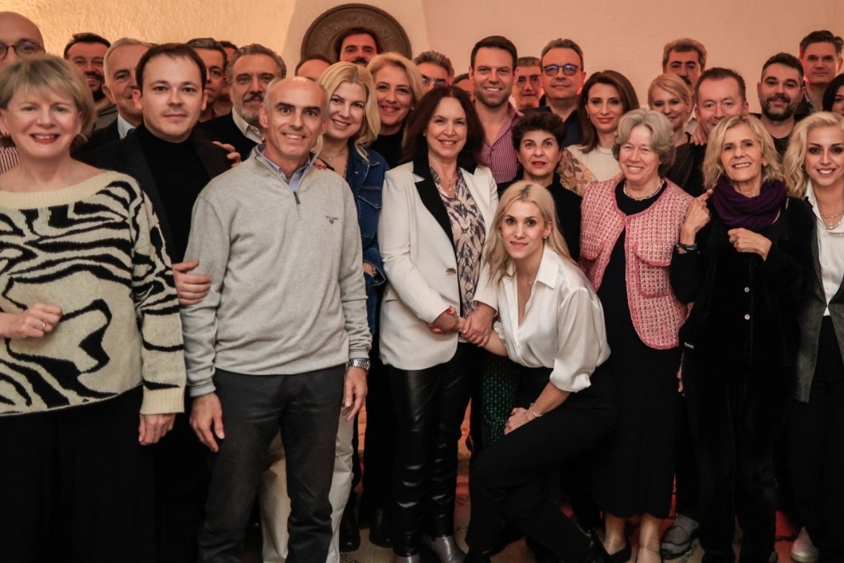 ΣΥΡΙΖΑ: Η «οικογενειακή» φωτογραφία μέσα από το αρχοντικό του Κασσελάκη στις Σπέτσες