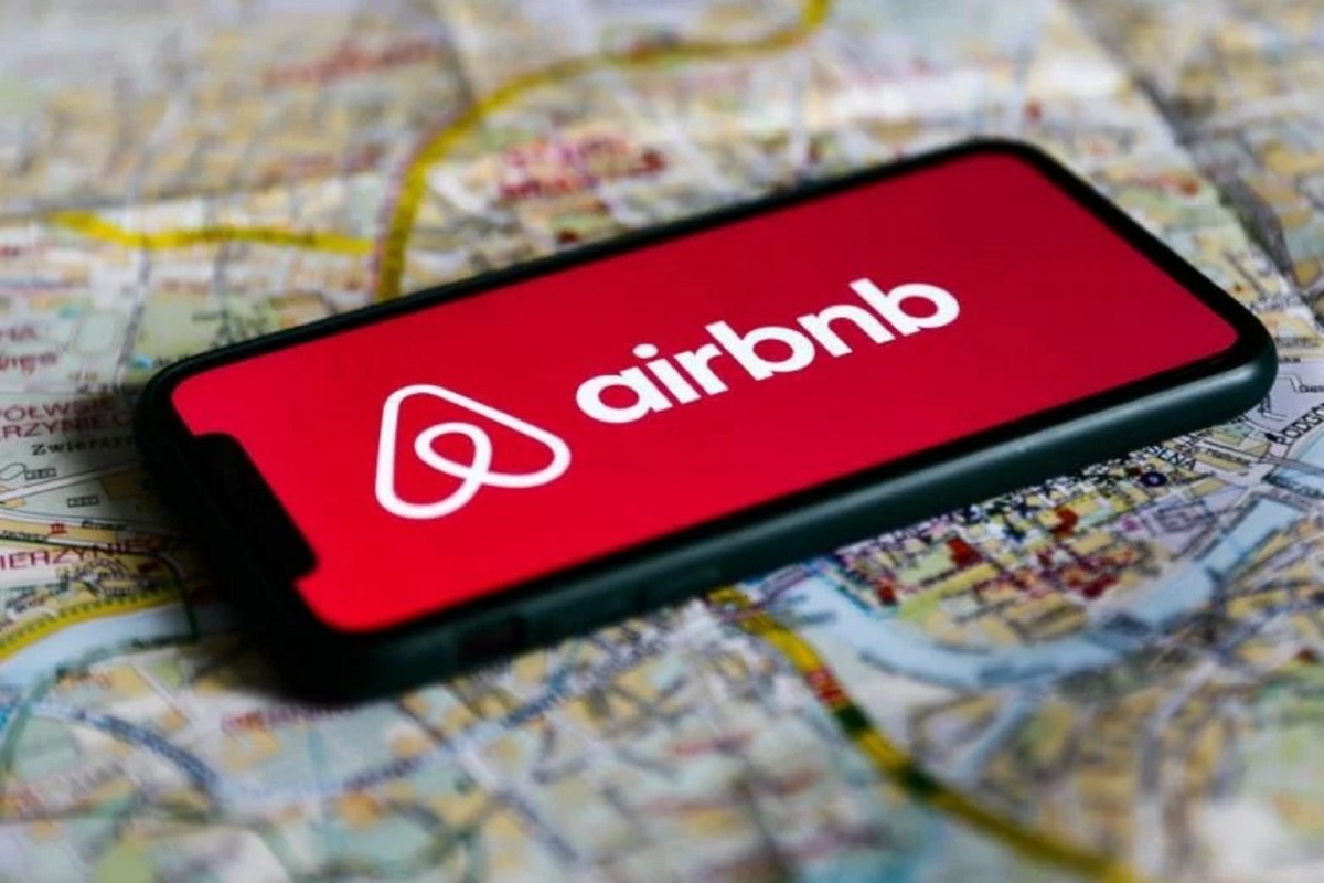 Βραχυχρόνιες μισθώσεις: Το Airbnb στην πρέσσα, από τη Νέα Υόρκη στο Παρίσι