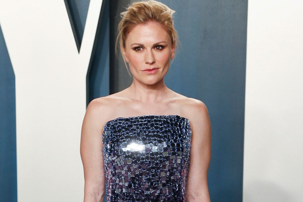 Αννα Πάκουιν: Με μπαστούνι στην πρεμιέρα της νέας της ταινίας