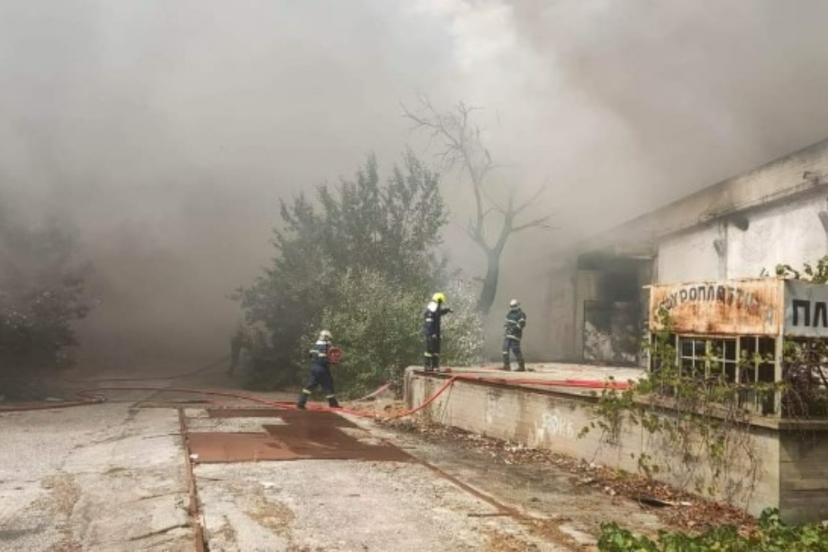Φωτιά σε εγκαταλελειμμένο εργοστάσιο στην Κομοτηνή: Πυκνοί καπνοί «σκέπασαν» την πόλη – Μήνυμα του 112 - Από τη φωτιά κάλυψαν την περιοχή πυκνοί καπνοί με αποτέλεσμα να σημάνει συναγερμός στις Αρχές