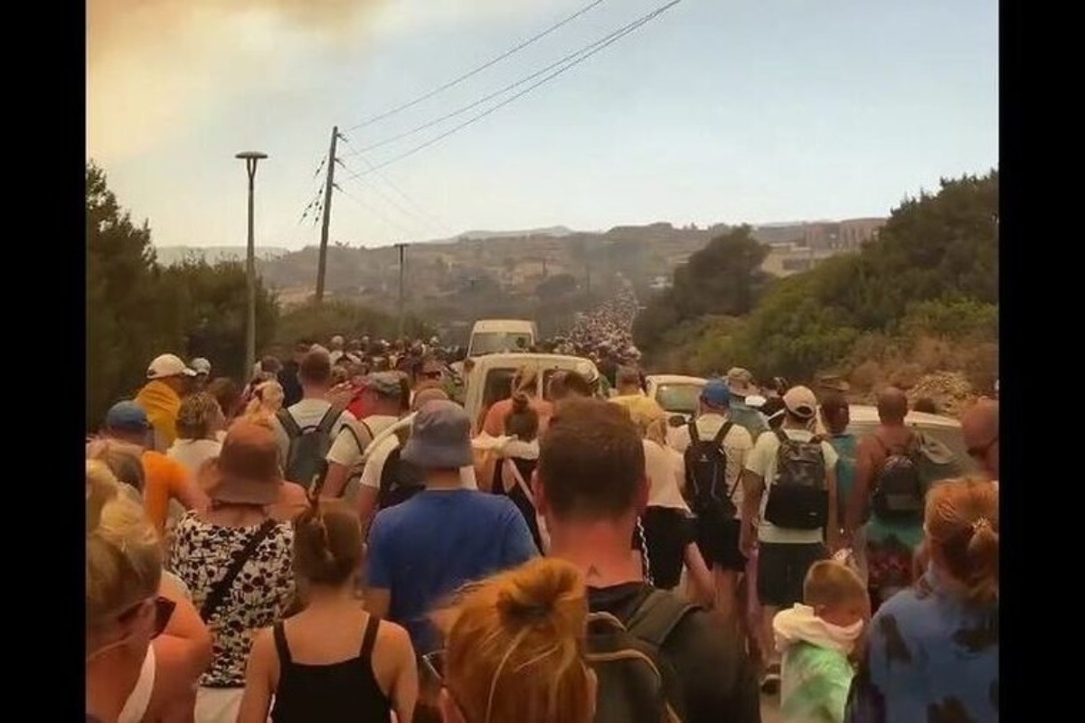 Φωτιά στη Ρόδο: Η μεγαλύτερη επιχείρηση εκκένωσης που έγινε ποτέ σε πυρκαγιά στην Ελλάδα