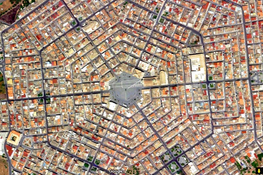 Η πόλη της Σικελίας που σχηματίζει το τέλειο εξάγωνο