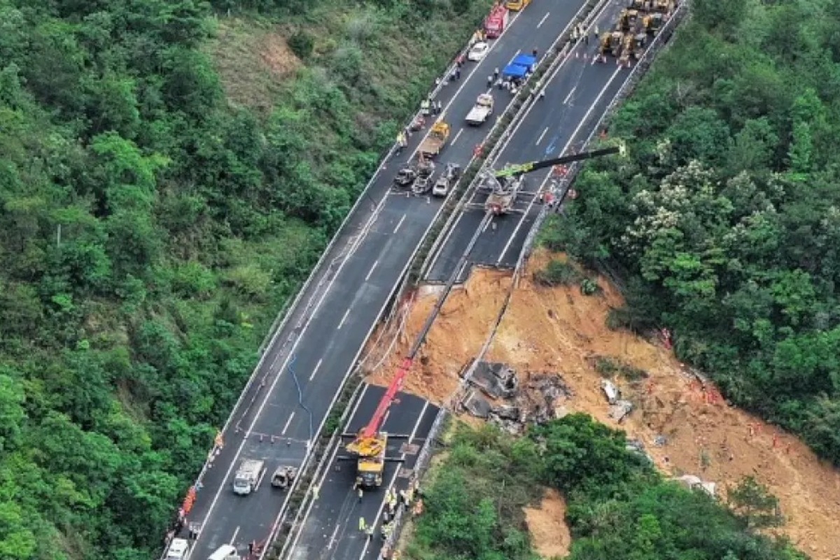 Τραγωδία στην Κίνα: Κατέρρευσε αυτοκινητόδρομος - 19 νεκροί - Αυτοκίνητα έπεσαν στο κενό