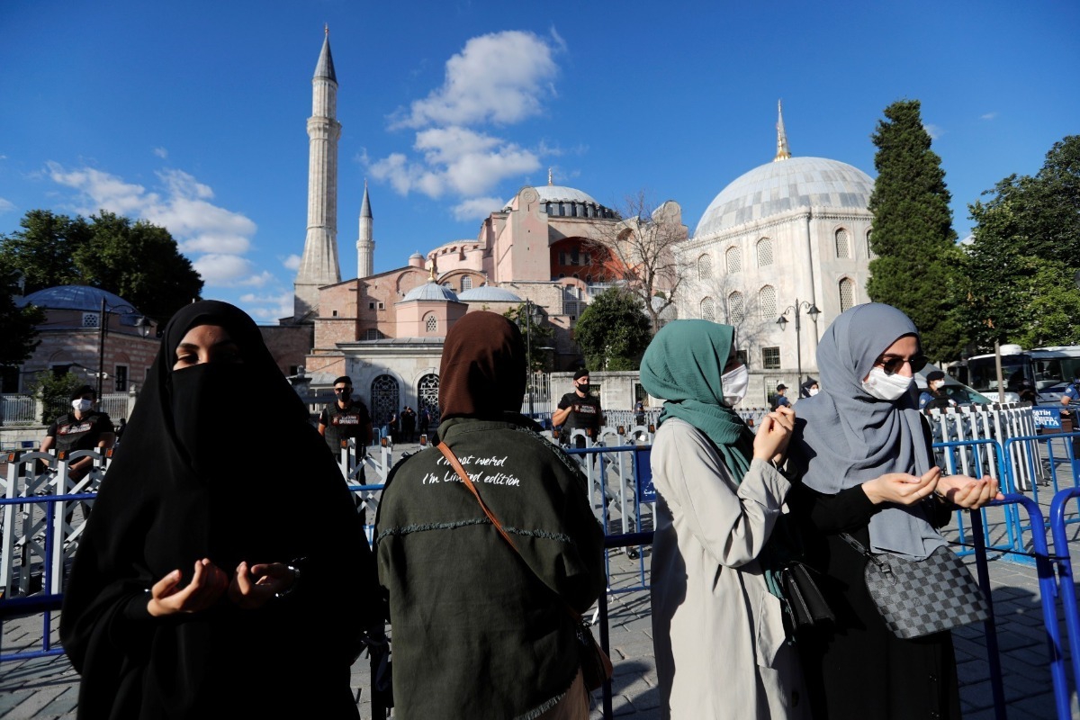 Αγία Σοφία: Ανοιξε την ελληνική σημαία μέσα στην ιστορική εκκλησία