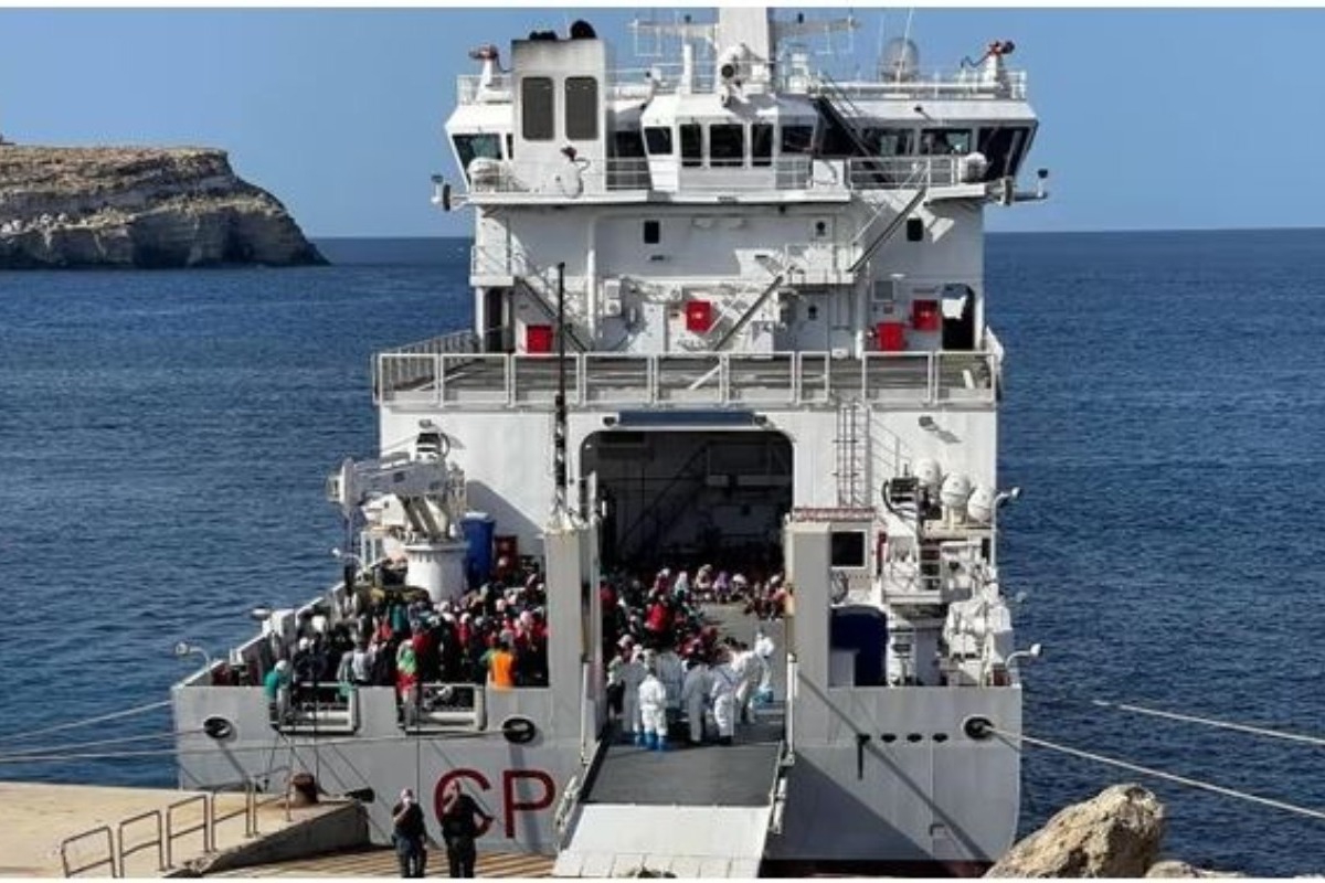 Ναυάγιο στη Λαμπεντούζα: Δύο νεκρoί και 57 διασωθέντες από ναυάγια σκαφών με μεταvάστες