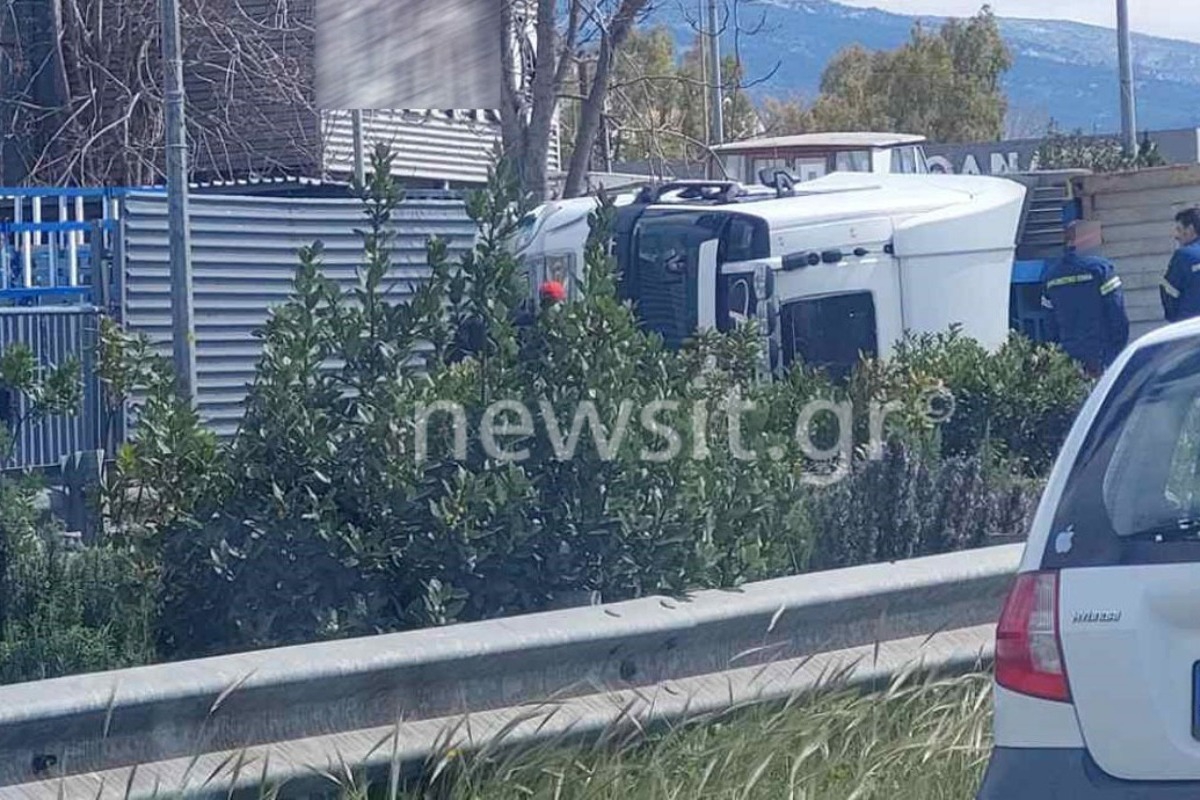 Φορτηγό συγκρούστηκε με ΙΧ, στο ύψος της γέφυρας Καλυφτάκη